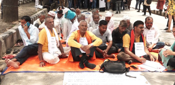 २०७१ मा दिने भनिएको अनुदान नपाएपछि उखु किसानहरू धर्नामा